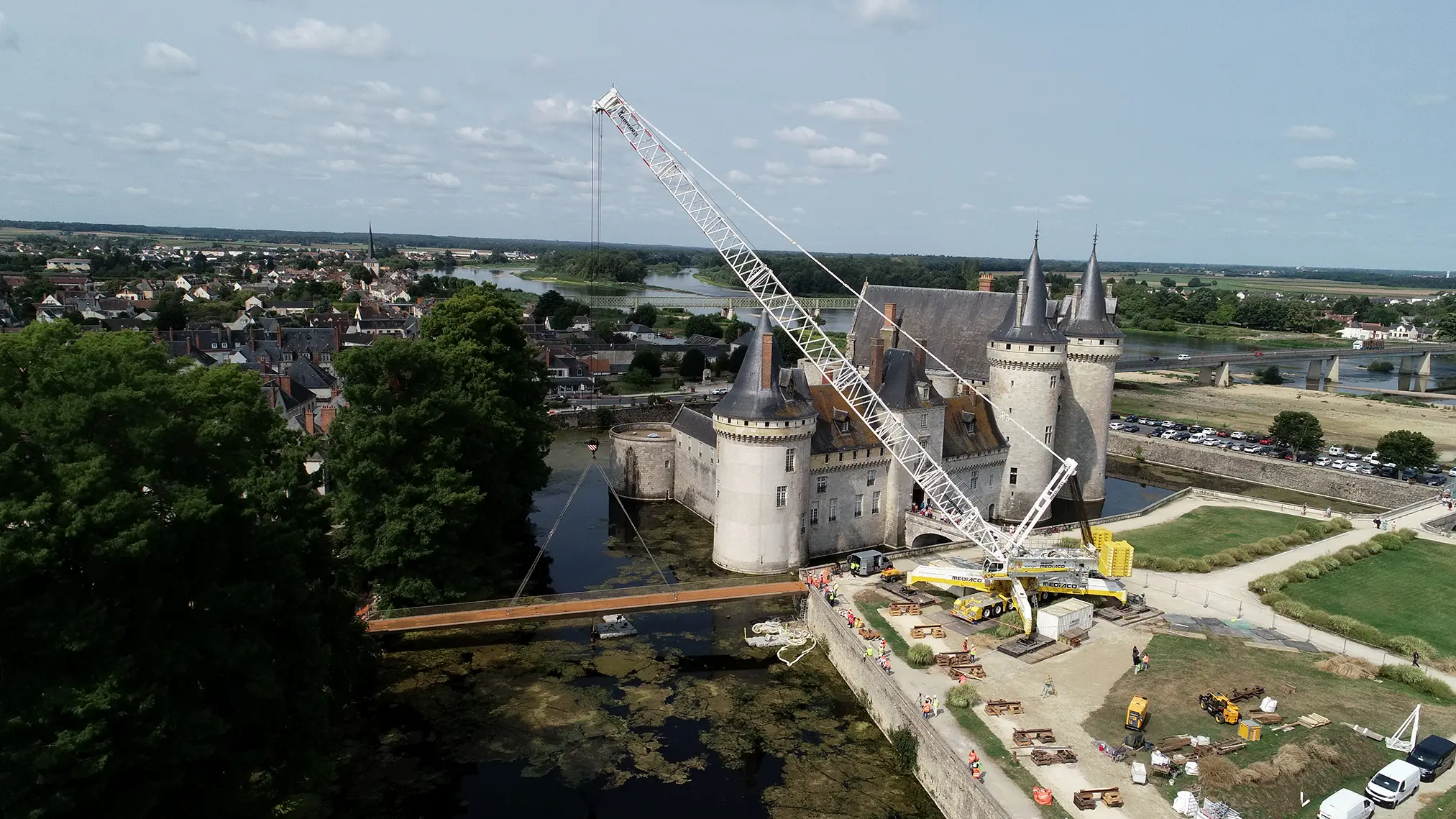 Levage de la nouvelle passerelle au Château Sully-sur-loire.